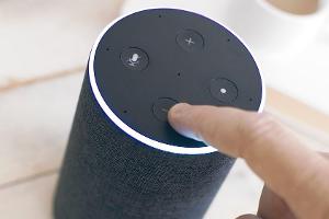 Bislang war Amazons Alexa vorrangig per Sprachsteuerung bedienbar. Das dürfte sich bald ändern.