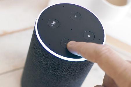 Bislang war Amazons Alexa vorrangig per Sprachsteuerung bedienbar. Das dürfte sich bald ändern.