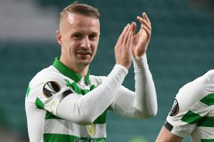 Schottischer Stürmer kickt Rauchbombe zurück auf Fantribüne