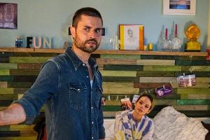 "Unter uns": Nika überrumpelt Paco mit einem betrunkenen Geständnis.