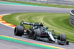 Vettels Motor brennt, Hamilton rollt aus, Verstappen im Verkehr
