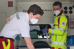 In "Erste Hilfe, letzte Rettung - Sanis in Ausbildung" werden junge Rettungssanitäterinnen und -sanitäter bei ihrem Arbeitsa...