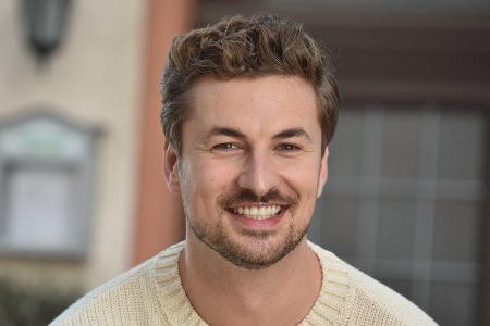 Nicolas Puschmann freut sich über seinen Besuch in der Schillerallee.