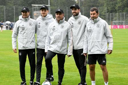 Flick und Trainerteam als Tribünengäste: 