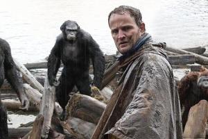 "Planet der Affen: Revolution": Der Affe Koba (Toby Kebbell) traut dem Menschen Malcolm (Jason Clarke) nicht über den Weg.