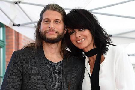 Ein Beispiel dafür, dass eine Beziehung zu einem jüngeren Mann wunderbar funktionieren kann, sind Sängerin Nena und ihr Lebe...