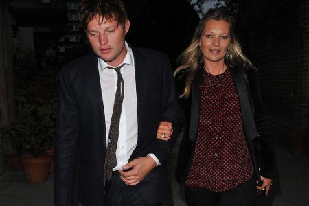 Kate Moss ist ebenfalls mit einem jüngeren Partner glücklich. Aktuell ist sie mit dem Adelsspross und Fotografen Nikolai von...