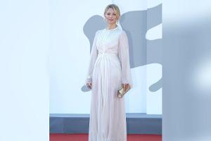 Belgiens Filmstar Virginie Efira in ihrer weißer Traumrobe in Venedig.