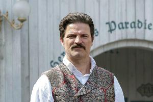 Mišel Matičević in "Oktoberfest 1900": Er ist als "Bester Schauspieler" nominiert, die Produktion als "Bester Mehrteiler".