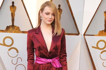 Überraschenderweise fiel auch Emma Stones Outfit-Wahl 2018 durch. Statt in einer schicken Abendrobe erschien sie schon fast ...