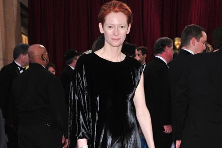 Tilda Swintons samtene schwarze Robe aus dem Jahr 2008 könnte man als sackartig beschreiben. Das Licht schimmerte stets ungu...