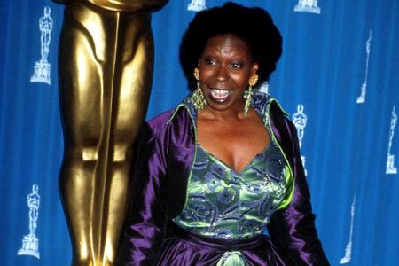 Auch Goldbergs glitzernder Hosenanzug mit dem überdimensional großen, violett-knallgrünen Mantelrock darüber, fiel bei den M...