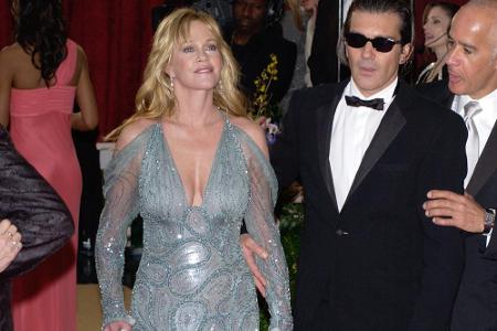 Melanie Griffith humpelte 2005 auf Krücken über den roten Teppich. Das silberne Kleid von Atelier Versace mit tiefem Ausschn...