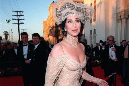 Cher ist für ihre mutigen Mode-Statements bekannt. 1998 trug sie eine hutartige Kreation von Bob Mackie auf dem Kopf und ihr...