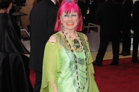 Bei Designerin Zandra Rhodes blendet der ganze Anblick. Das knallgrüne Outfit beißt sich zudem mit ihren pinken Haaren.
