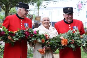 Judi Dench fühlte sich in der blumigen Umgebung sichtlich wohl.