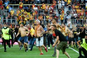 Lens nach Platzsturm mindestens zweimal vor Geisterkulisse