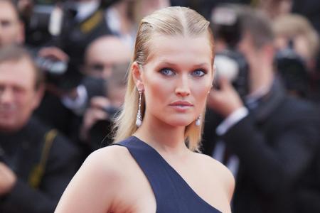 S wie Sleek-Look: Sleek bedeutet glatt und beschreibt in der Modewelt ein seidiges, glänzendes und glattes Haar-Styling. Typ...