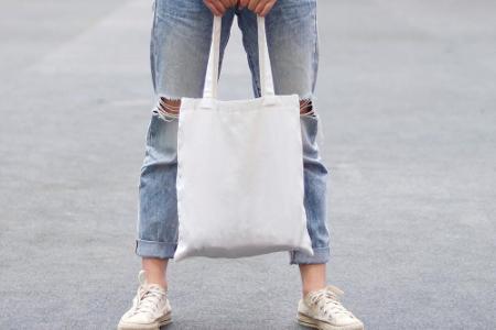 T wie Tote Bag: Eine große Tragetasche aus leichtem Stoff mit zwei parallel angebrachten Henkeln. Zum Umhängen ist diese Art...