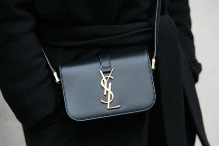 Y wie Yves Saint Laurent: Modeunternehmen, das 1961 vom gleichnamigen Designer gegründet wurde. Erkennungszeichen der luxuri...
