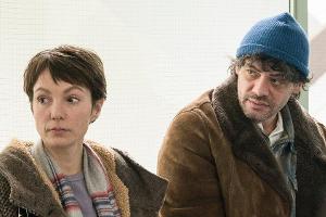 "Auf dünnem Eis": Ira (Julia Koschitz) begleitet Konrad (Carlo Ljubek) bei seinen Behördengängen und wartet mit ihm auf dem ...