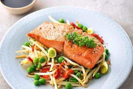 Frischer Fisch: Wildlachs gebraten und mit Gemüse