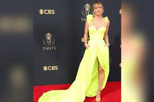 Kaley Cuoco am Sonntag auf dem roten Teppich der Emmy Awards.