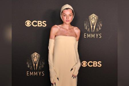 Emma Corrin mit Haube und Krallen auf dem roten Teppich der Emmy Awards.