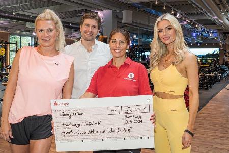 Magdalena Brzeska (l.), Rosanna Davison (r.) und Alexander Sosa übergaben eine 5.000-Euro-Spende an die Hamburger Tafel.