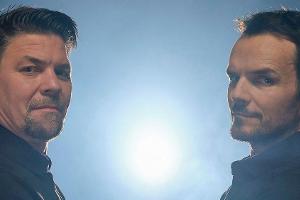 Tim Mälzer und Steffen Henssler liefern in gemeinsamer Show Essen aus.