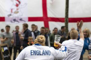 Englischer Fußball will Alkohol in Stadien erlauben