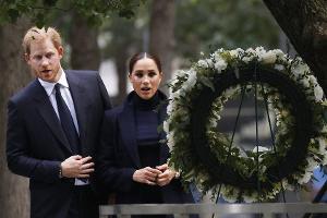Prinz Harry und seine Frau Meghan vor einem Gedenkkranz am Ground Zero.