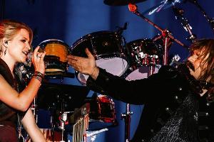 Tochter Julia und Leslie Mandoki gemeinsam auf der Bühne.