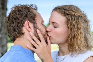 "Sturm der Liebe": Maja küsst Florian im Überschwang der Gefühle.