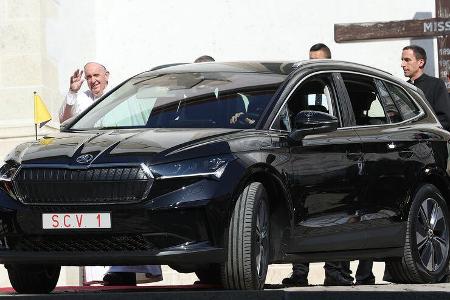 Papst Franziskus am Skoda Enyaq iV