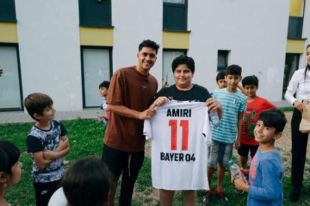 Amiri lädt afghanische Geflüchtete zu Länderspiel ein