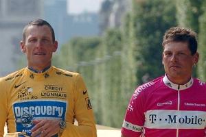Lance Armstrong (l.) und Jan Ullrich lieferten sich bei der Tour de France regelmäßig ein Kopf-an-Kopf-Rennen.