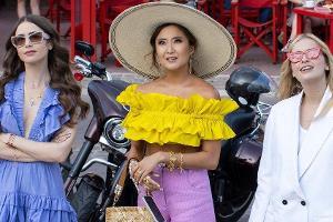Zweite Staffel "Emily in Paris": Lily Collins als Emily, Ashley Park als Mindy und Camille Razat als Camille genießen Südfra...