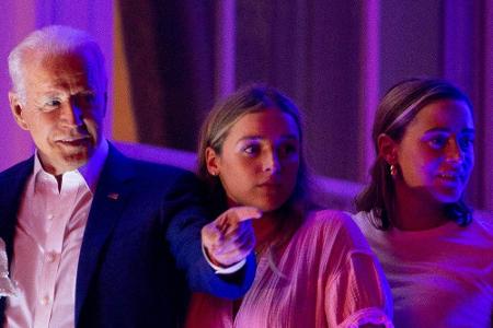 Die älteste Enkelin von US-Präsident Joe Biden (78), Naomi (27, r.), ist mit ihrem langjährigen Freund Peter Neal verlobt. D...