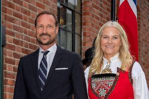 Kronprinz Haakon und Kronprinzessin Mette-Marit zeigen sich strahlend zum Dinner in Frederikstad.