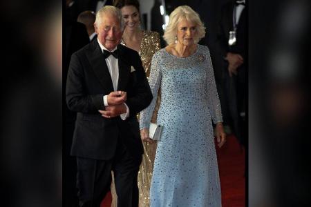 Prinz Charles wählte wie sein Sohn William einen typischen 007-Anzug. Seine Frau, Herzogin Camilla, trug ein himmelblaues Kl...