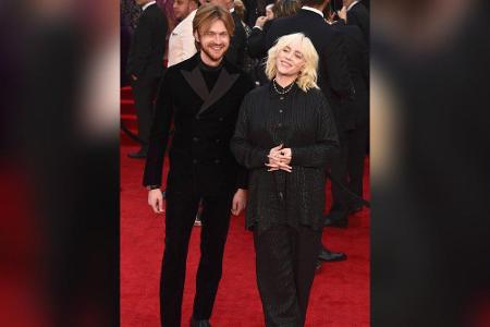 Billie Eilish posierte in einem schwarzen Glitzer-Kostüm von Gucci. Im Schlepptau hatte sie ihren Bruder und Songwriter Finn...