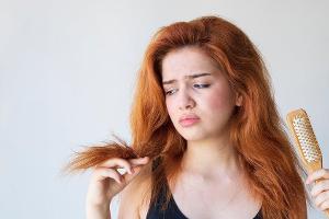 Nach dem Sommer haben einige trockene, splissige Haare zu beklagen.