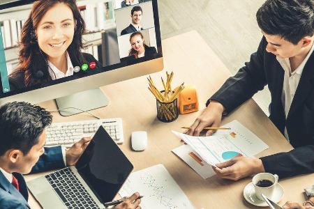 Spätestens seit der Corona-Pandemie sind Hybrid-Meetings bei vielen zum Alltag geworden.