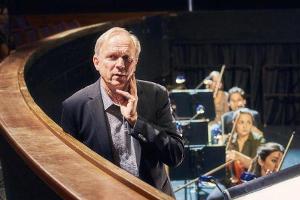 "Die Unschuldsvermutung": Marius Atterson (Ulrich Tukur) will bei seiner Probe nicht gestört werden, schon gar nicht von Reg...