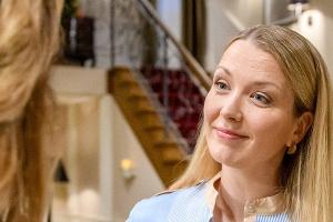 "Sturm der Liebe": Selina (r.) vermutet, Ariane habe etwas mit Eriks mildem Urteil zu tun.