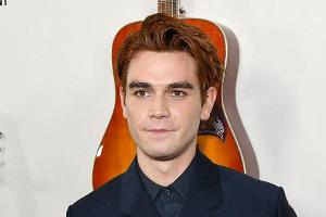 "Riverdale"-Star KJ Apa ist Papa geworden.