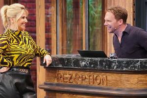 Ralf Schmitz empfängt Gäste wie Beatrice Egli in "Halbpension mit Schmitz".