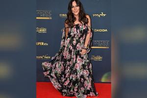 Simone Thomalla strahlt auf dem roten Teppich bei der "Goldenen Henne".