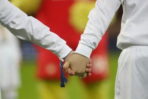 Straßenhunde statt Einlaufkinder: Rumänische Fußballer mit Herz für Tiere